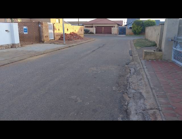 2 BEDROOM FREEHOLD FOR SALE IN KAGISO